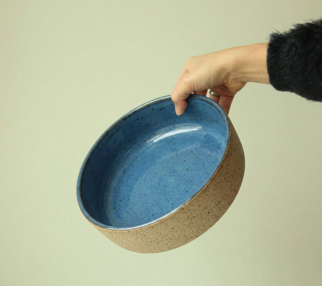 Travessa Redonda Borda Reta em cerâmica artesanal — tamanho 23CM x 6CM, argila Flocos, esmalte Azul Safira