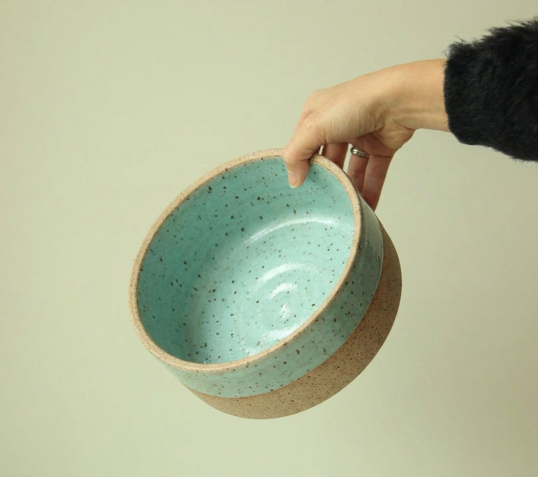 Travessa Redonda Borda Reta em cerâmica artesanal — tamanho 23CM x 6CM, argila Flocos, esmalte Jujuba