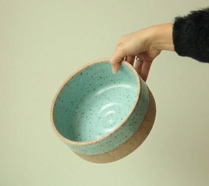 Travessa Redonda Borda Reta em cerâmica artesanal — tamanho 23CM x 6CM, argila Flocos, esmalte Jujuba