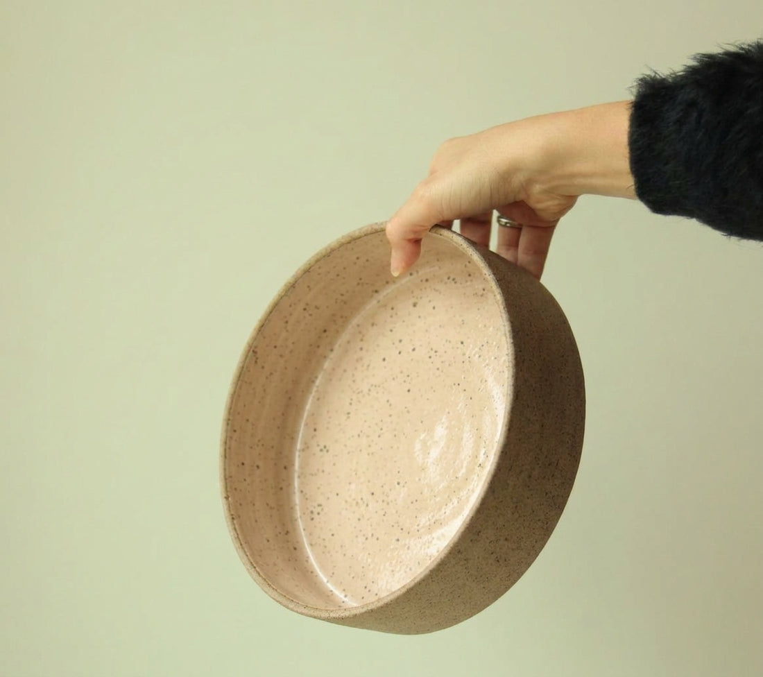 Travessa Redonda Borda Reta em cerâmica artesanal — tamanho 23CM x 6CM, argila Flocos, esmalte Nude
