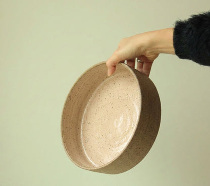 Travessa Redonda Borda Reta em cerâmica artesanal — tamanho 23CM x 6CM, argila Flocos, esmalte Nude