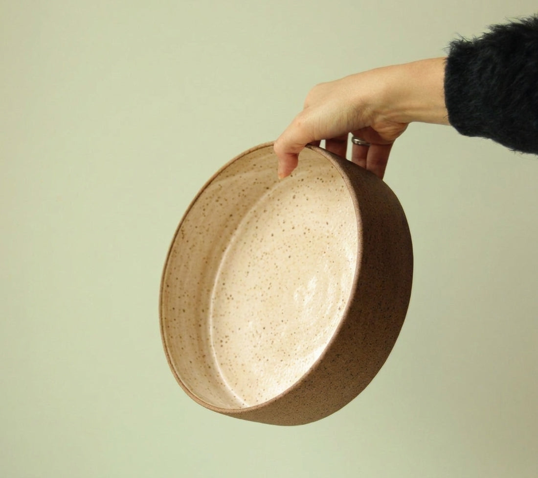 Travessa Redonda Borda Reta em cerâmica artesanal — tamanho 23CM x 6CM, argila Flocos, esmalte Pedra Sabão