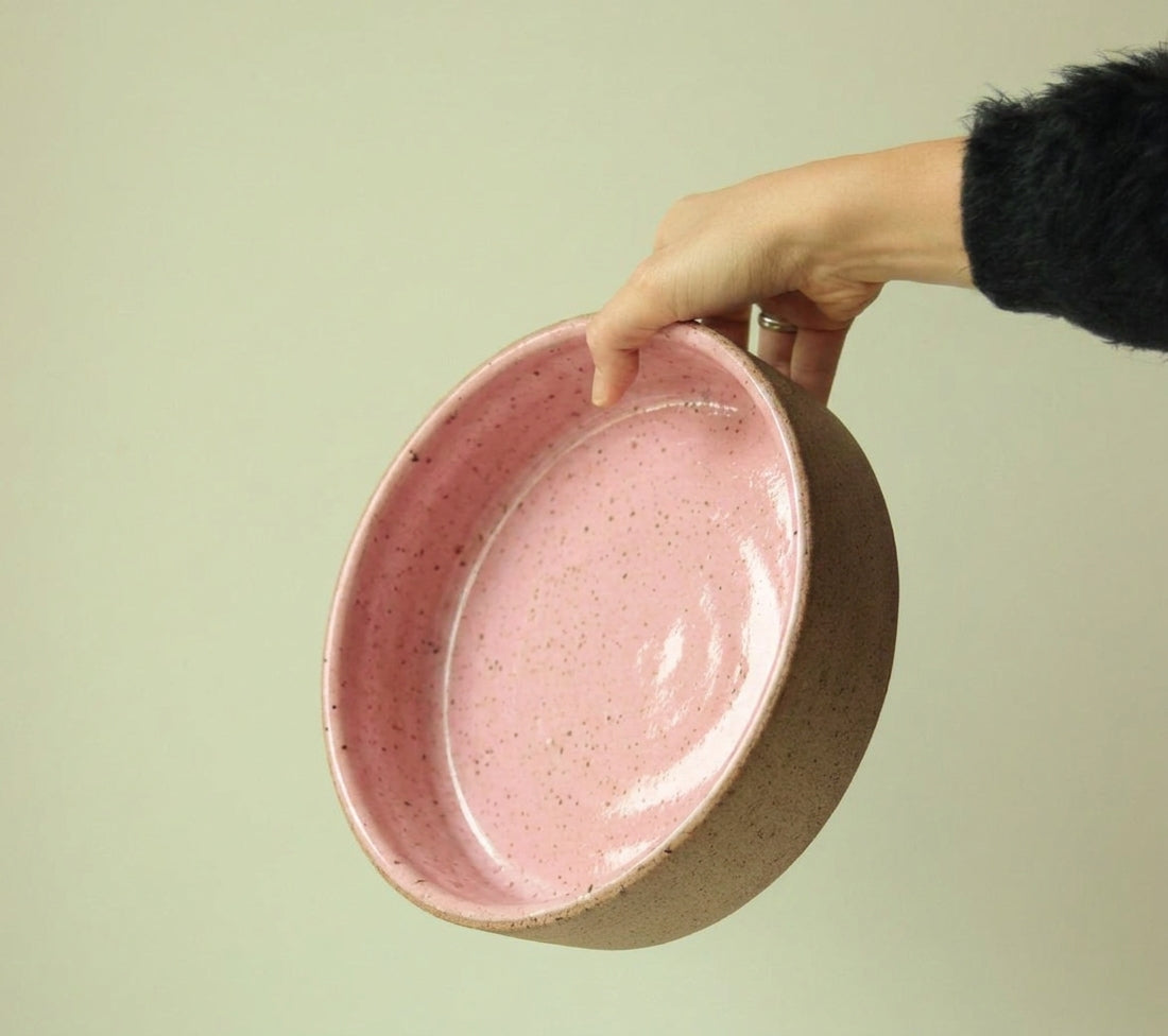Travessa Redonda Borda Reta em cerâmica artesanal — tamanho 23CM x 6CM, argila Flocos, esmalte Rosa Barbie