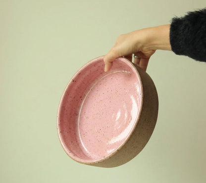 Travessa Redonda Borda Reta em cerâmica artesanal — tamanho 23CM x 6CM, argila Flocos, esmalte Rosa Barbie