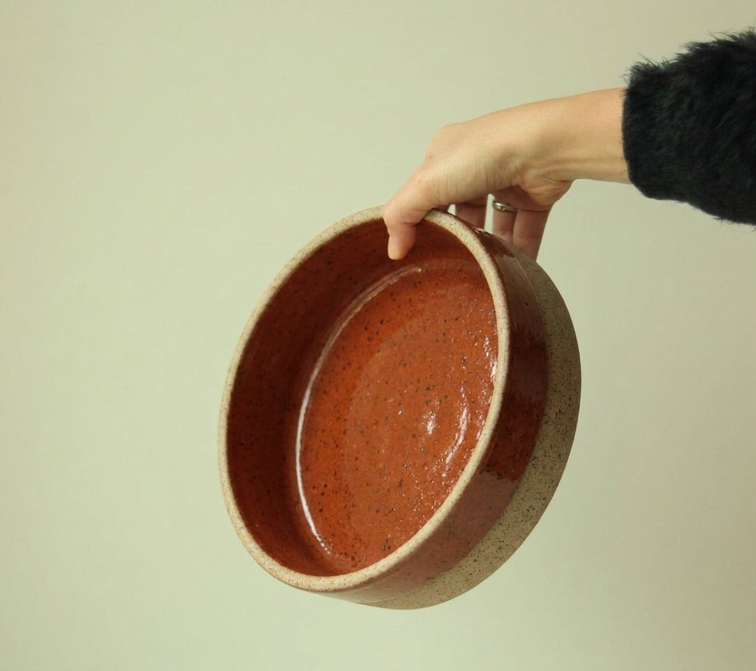 Travessa Redonda Borda Reta em cerâmica artesanal — tamanho 23CM x 6CM, argila Flocos, esmalte Sol de Terracota