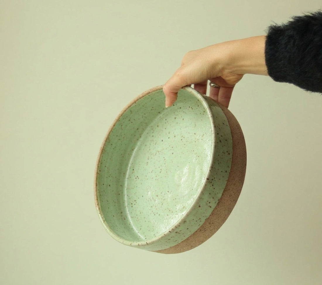 Travessa Redonda Borda Reta em cerâmica artesanal — tamanho 23CM x 6CM, argila Flocos, esmalte Verde Menta