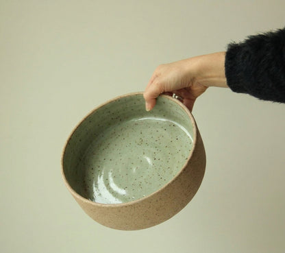 Travessa Redonda Borda Reta em cerâmica artesanal — tamanho 23CM x 6CM, argila Flocos, esmalte Verde Pompeia