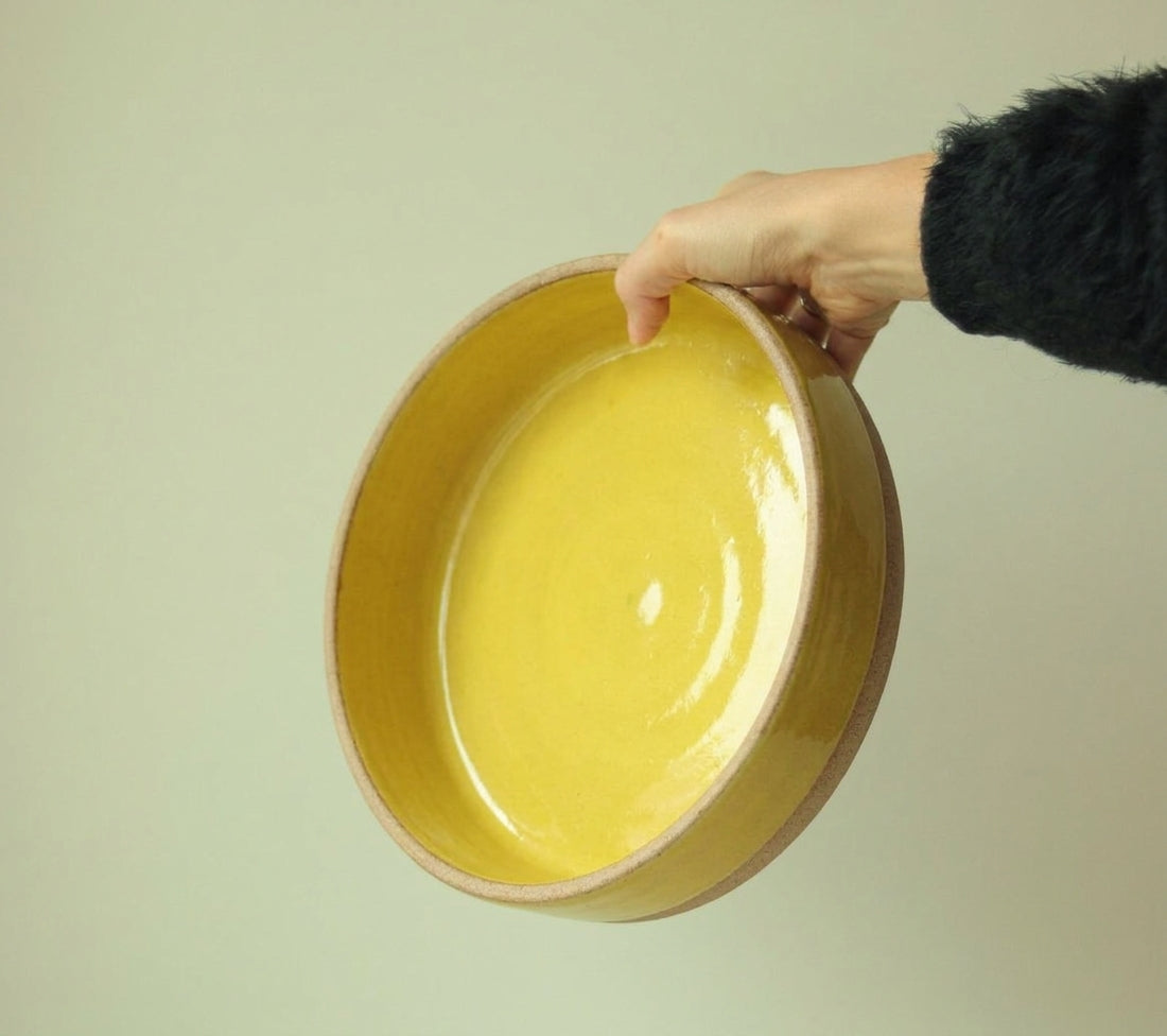 Travessa Redonda Borda Reta em cerâmica artesanal — tamanho 26CM x 6CM, argila Cappuccino, esmalte Amarelo Intenso