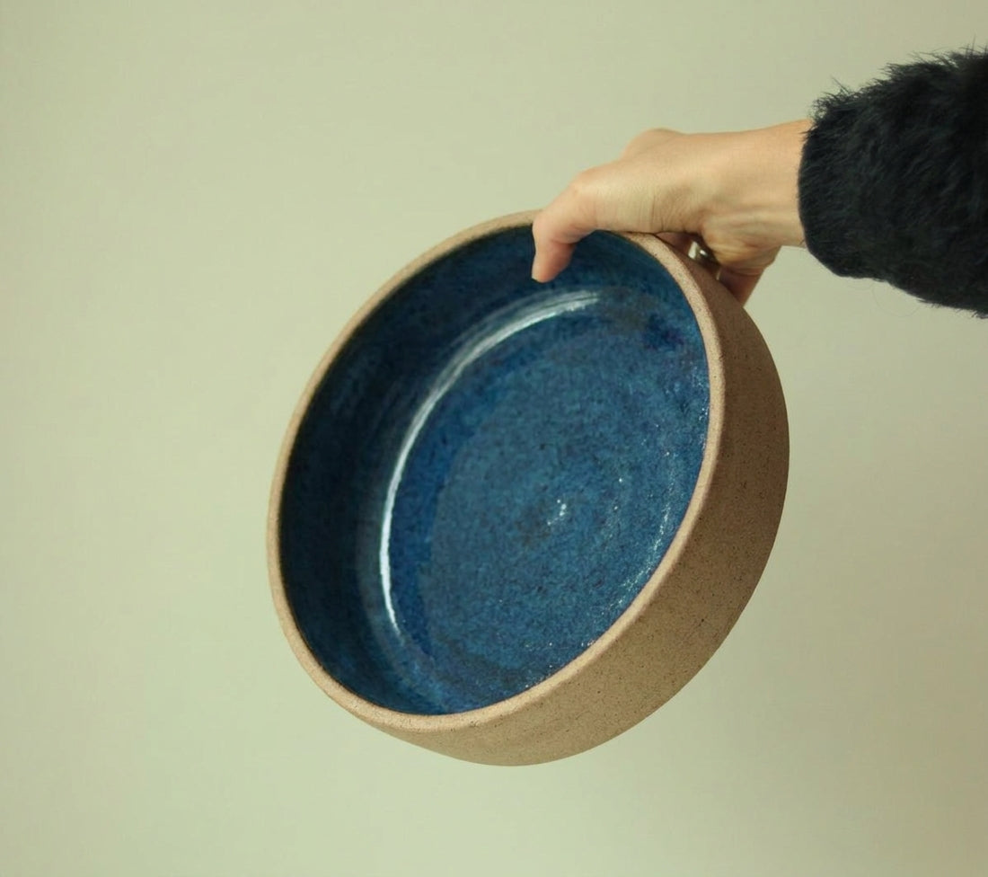 Travessa Redonda Borda Reta em cerâmica artesanal — tamanho 26CM x 6CM, argila Cappuccino, esmalte Azul Safira