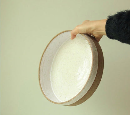 Travessa Redonda Borda Reta em cerâmica artesanal — tamanho 26CM x 6CM, argila Cappuccino, esmalte Branco AMME