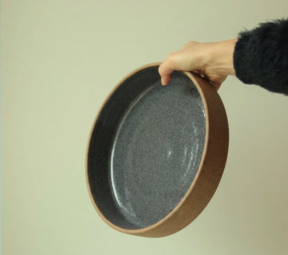 Travessa Redonda Borda Reta em cerâmica artesanal — tamanho 26CM x 6CM, argila Cappuccino, esmalte Grafite