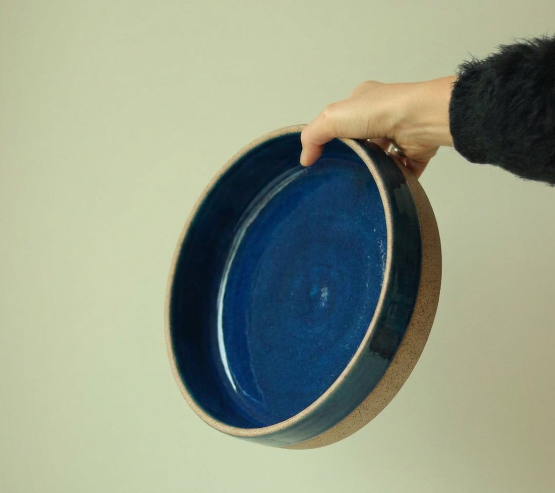 Travessa Redonda Borda Reta em cerâmica artesanal — tamanho 26CM x 6CM, argila Cappuccino, esmalte Lazuli