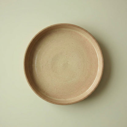 Travessa Redonda Borda Reta em cerâmica artesanal — tamanho 26CM x 6CM, argila Cappuccino, esmalte Nude