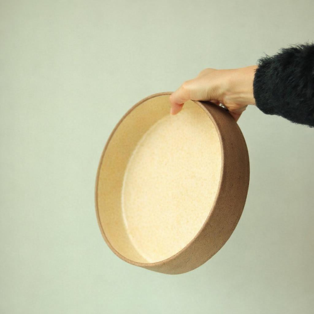 Travessa Redonda Borda Reta em cerâmica artesanal — tamanho 26CM x 6CM, argila Cappuccino, esmalte Pedra Sabão