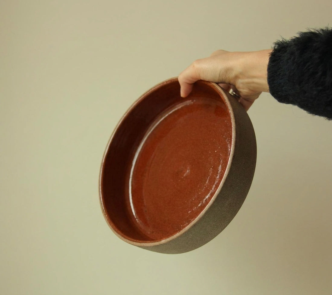 Travessa Redonda Borda Reta em cerâmica artesanal — tamanho 26CM x 6CM, argila Cappuccino, esmalte Sol de Terracota