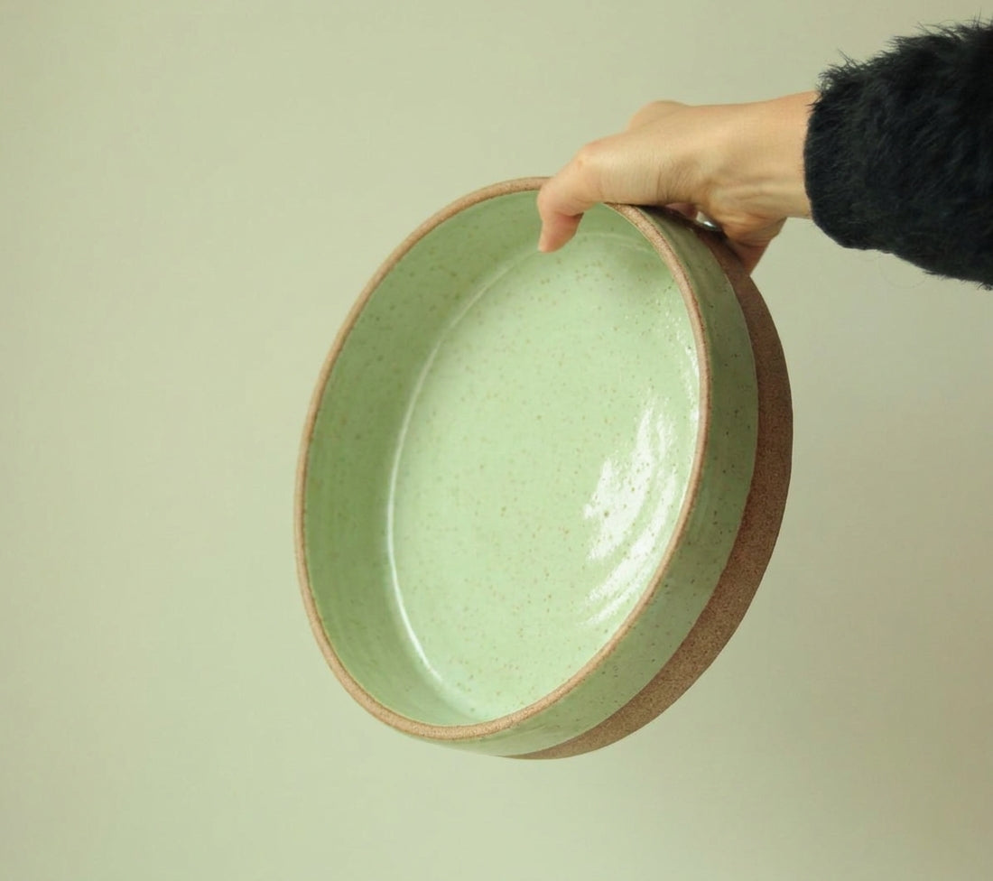 Travessa Redonda Borda Reta em cerâmica artesanal — tamanho 26CM x 6CM, argila Cappuccino, esmalte Verde Menta