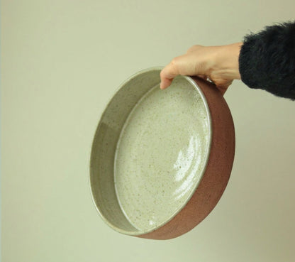 Travessa Redonda Borda Reta em cerâmica artesanal — tamanho 26CM x 6CM, argila Cappuccino, esmalte Verde Pompeia