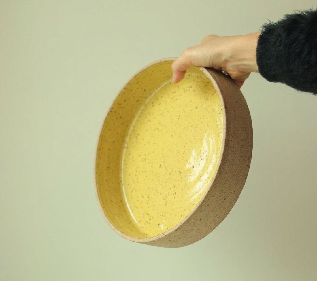 Travessa Redonda Borda Reta em cerâmica artesanal — tamanho 26CM x 6CM, argila Flocos, esmalte Amarelo Intenso