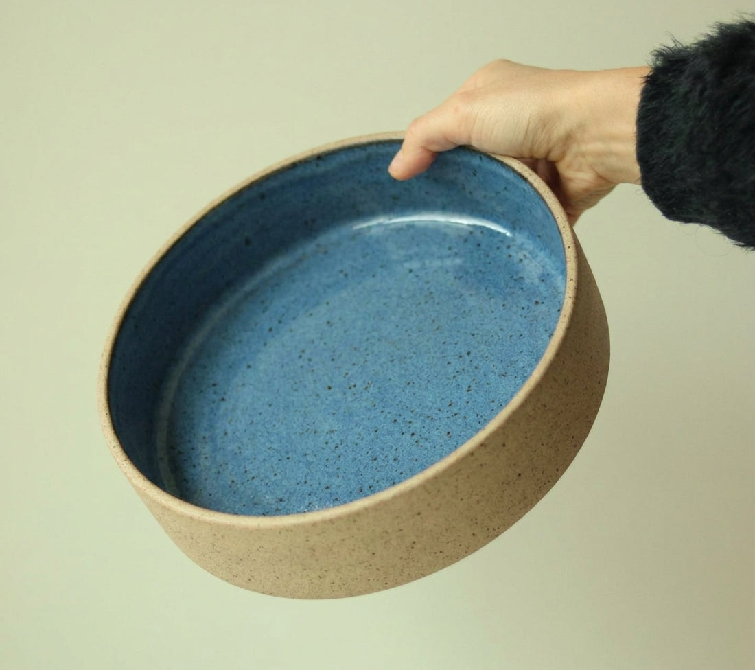 Travessa Redonda Borda Reta em cerâmica artesanal — tamanho 26CM x 6CM, argila Flocos, esmalte Azul Safira