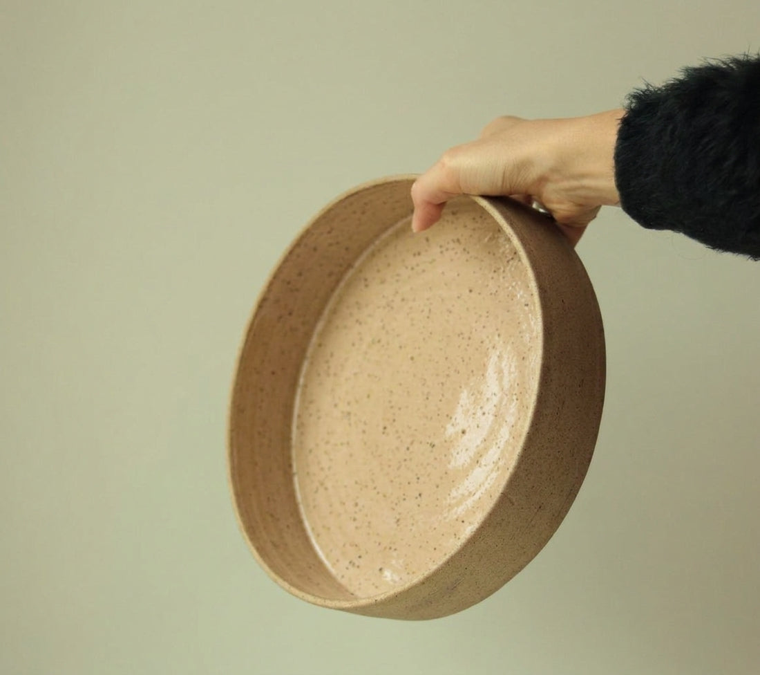 Travessa Redonda Borda Reta em cerâmica artesanal — tamanho 26CM x 6CM, argila Flocos, esmalte Nude