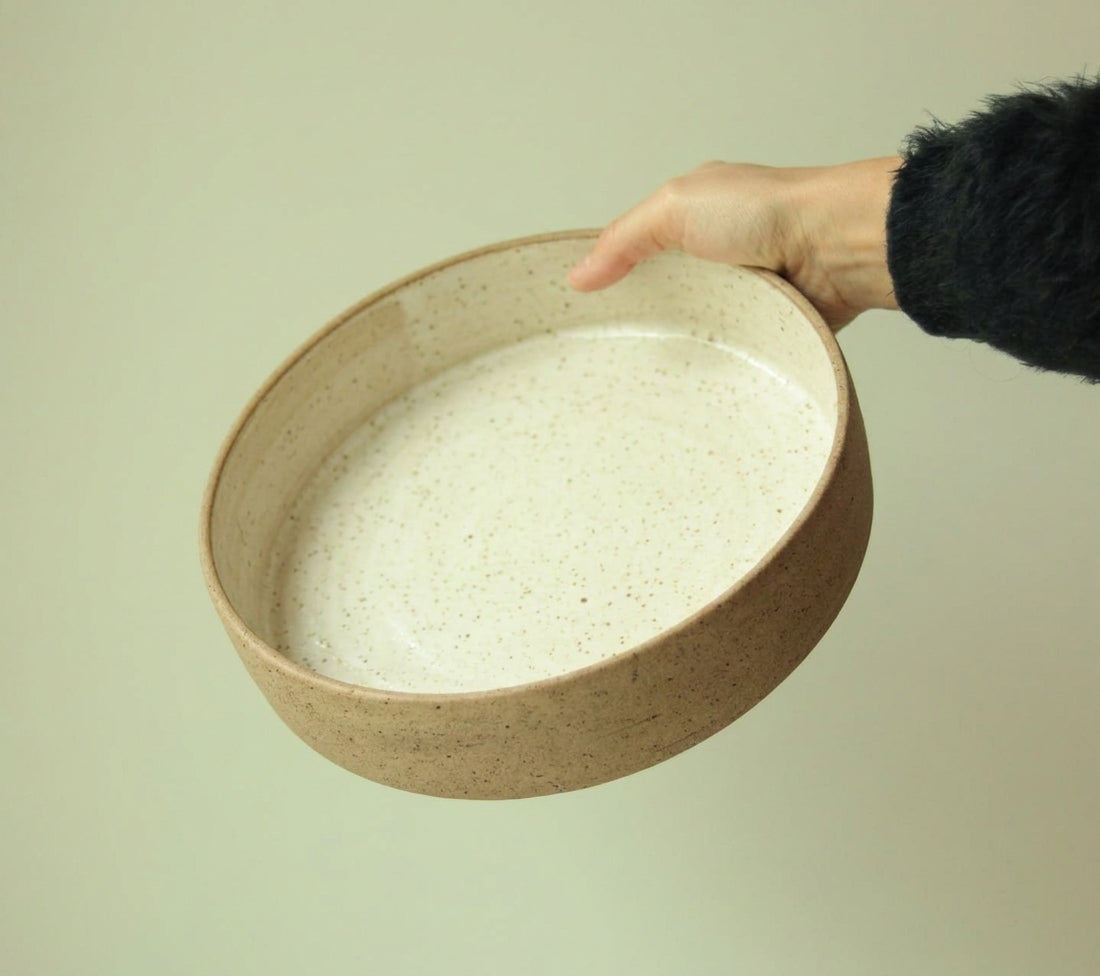 Travessa Redonda Borda Reta em cerâmica artesanal — tamanho 26CM x 6CM, argila Flocos, esmalte Pedra Sabão