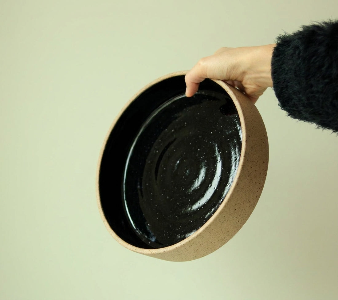 Travessa Redonda Borda Reta em cerâmica artesanal — tamanho 26CM x 6CM, argila Flocos, esmalte Preto Ébano