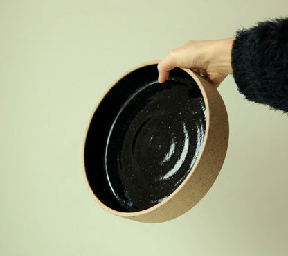 Travessa Redonda Borda Reta em cerâmica artesanal — tamanho 26CM x 6CM, argila Flocos, esmalte Preto Ébano
