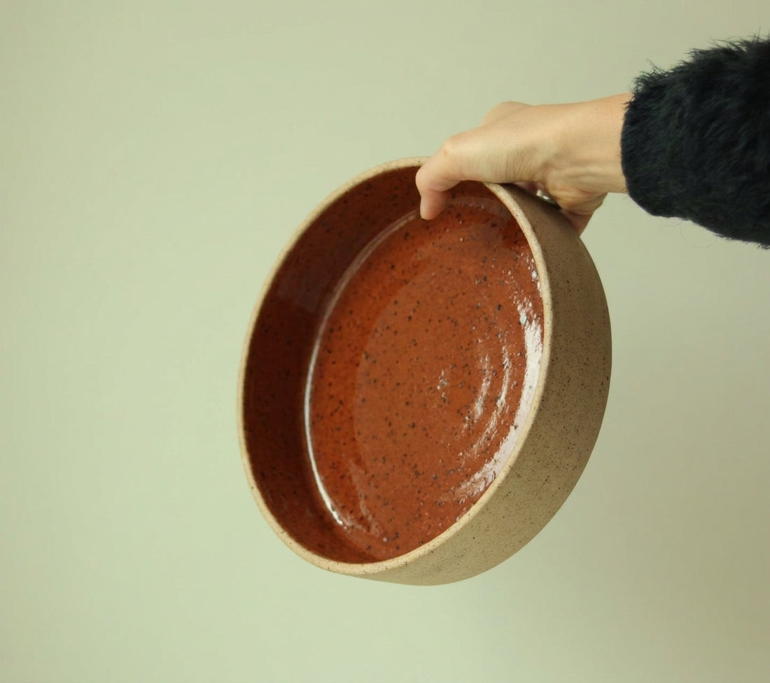 Travessa Redonda Borda Reta em cerâmica artesanal — tamanho 26CM x 6CM, argila Flocos, esmalte Sol de Terracota