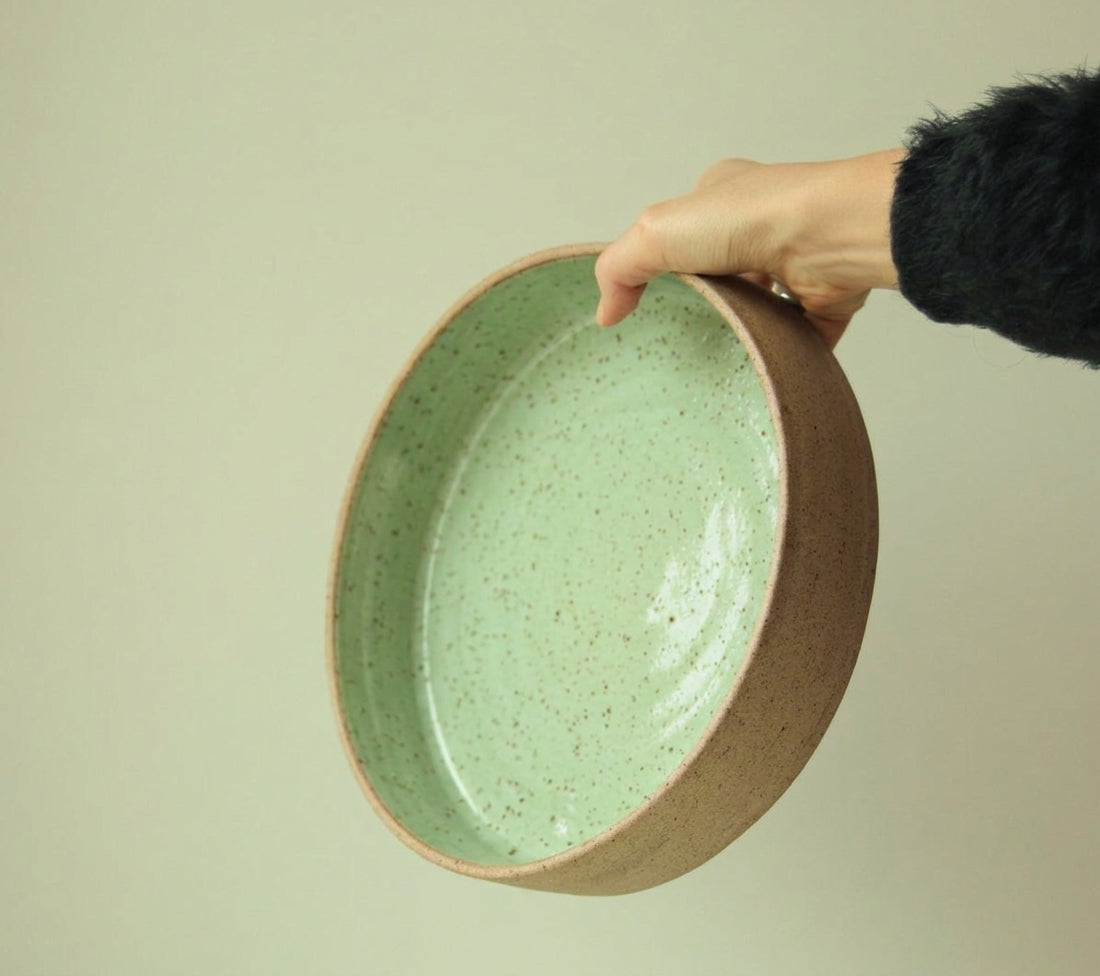 Travessa Redonda Borda Reta em cerâmica artesanal — tamanho 26CM x 6CM, argila Flocos, esmalte Verde Menta