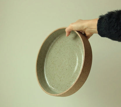 Travessa Redonda Borda Reta em cerâmica artesanal — tamanho 26CM x 6CM, argila Flocos, esmalte Verde Pompeia