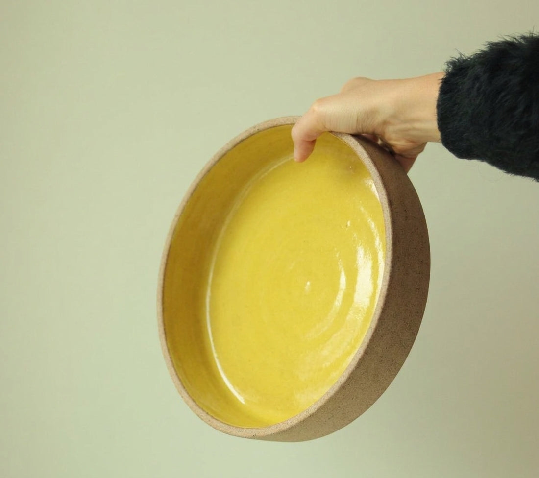 Travessa Redonda Borda Reta em cerâmica artesanal — tamanho 30CM x 6CM, argila Cappuccino, esmalte Amarelo Intenso