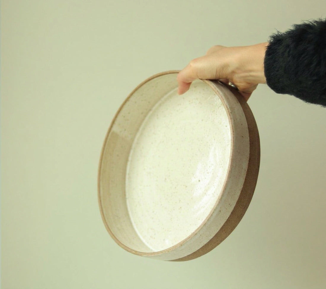 Travessa Redonda Borda Reta em cerâmica artesanal — tamanho 30CM x 6CM, argila Cappuccino, esmalte Branco AMME