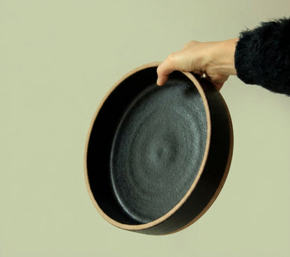 Travessa Redonda Borda Reta em cerâmica artesanal — tamanho 30CM x 6CM, argila Cappuccino, esmalte Preto Acetinado