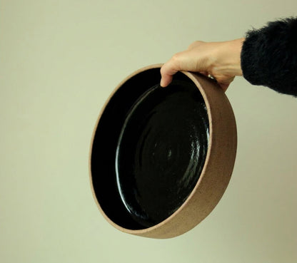 Travessa Redonda Borda Reta em cerâmica artesanal — tamanho 30CM x 6CM, argila Cappuccino, esmalte Preto Ébano