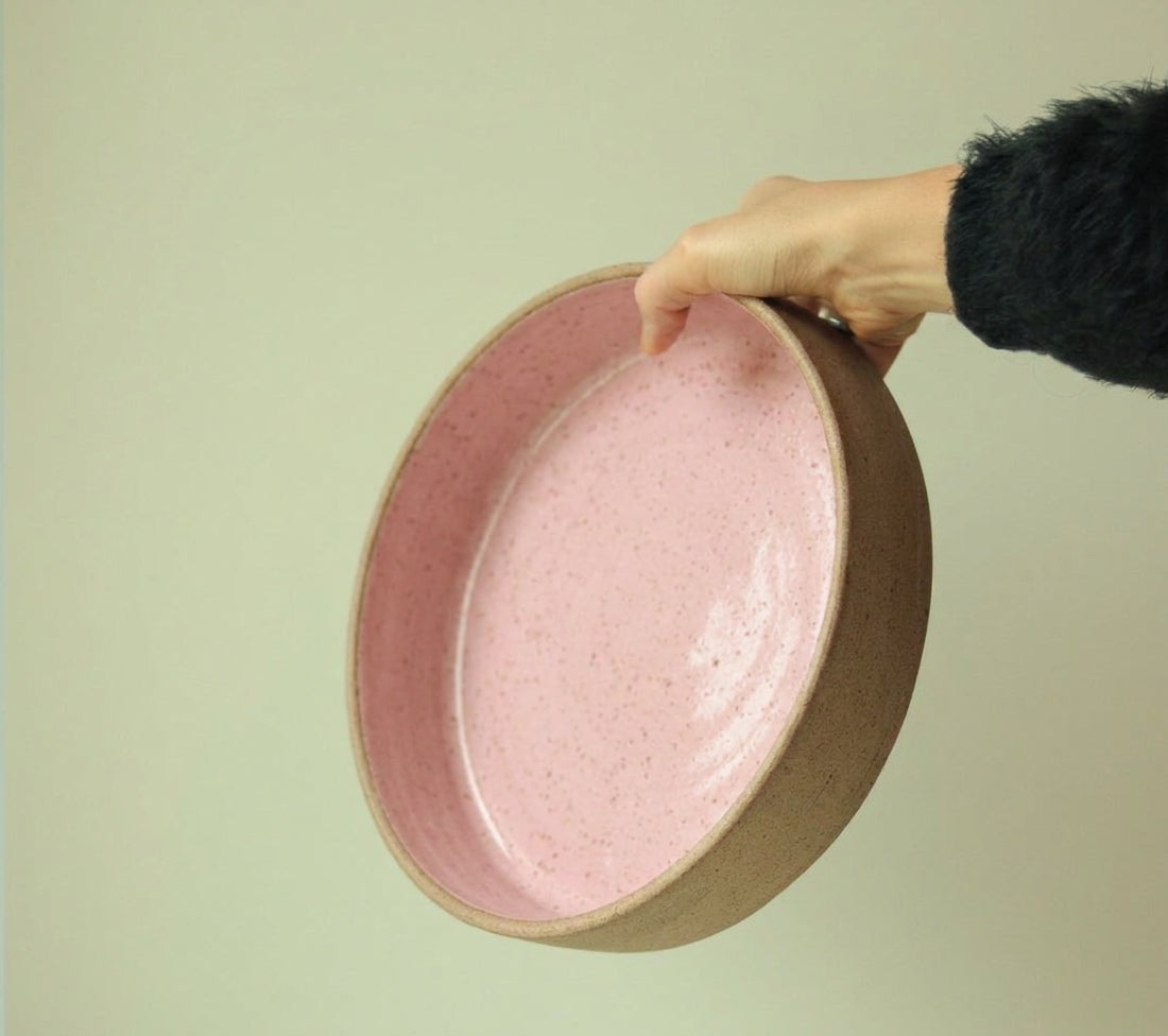 Travessa Redonda Borda Reta em cerâmica artesanal — tamanho 30CM x 6CM, argila Cappuccino, esmalte Rosa Barbie