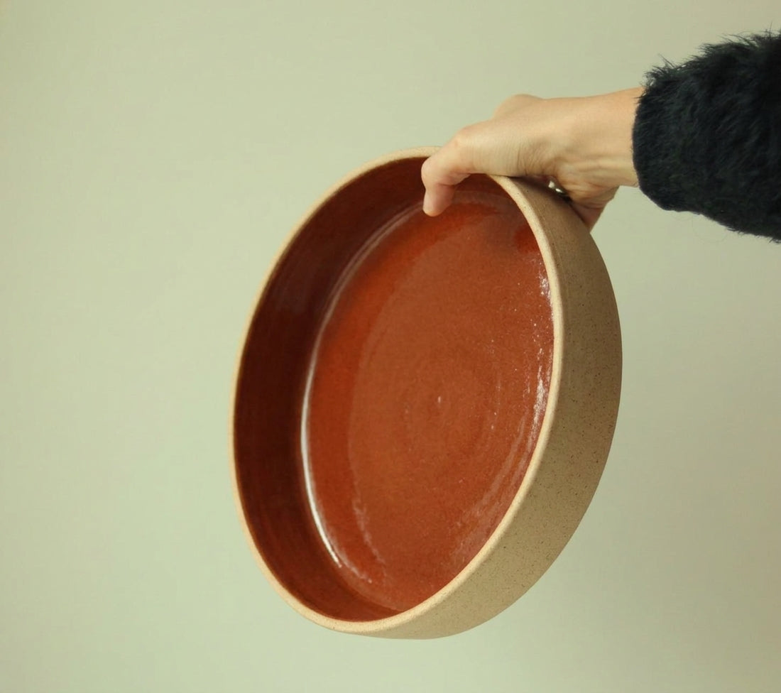 Travessa Redonda Borda Reta em cerâmica artesanal — tamanho 30CM x 6CM, argila Cappuccino, esmalte Sol de Terracota