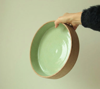 Travessa Redonda Borda Reta em cerâmica artesanal — tamanho 30CM x 6CM, argila Cappuccino, esmalte Verde Menta