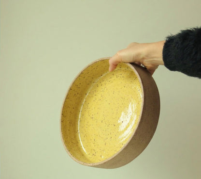 Travessa Redonda Borda Reta em cerâmica artesanal — tamanho 30CM x 6CM, argila Flocos, esmalte Amarelo Intenso