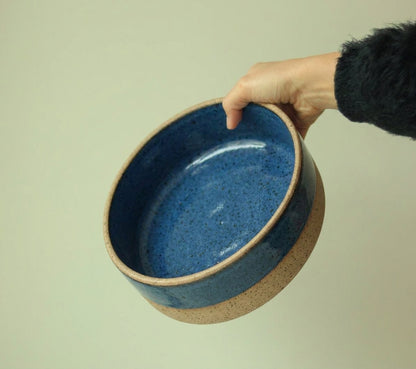 Travessa Redonda Borda Reta em cerâmica artesanal — tamanho 30CM x 6CM, argila Flocos, esmalte Azul Safira