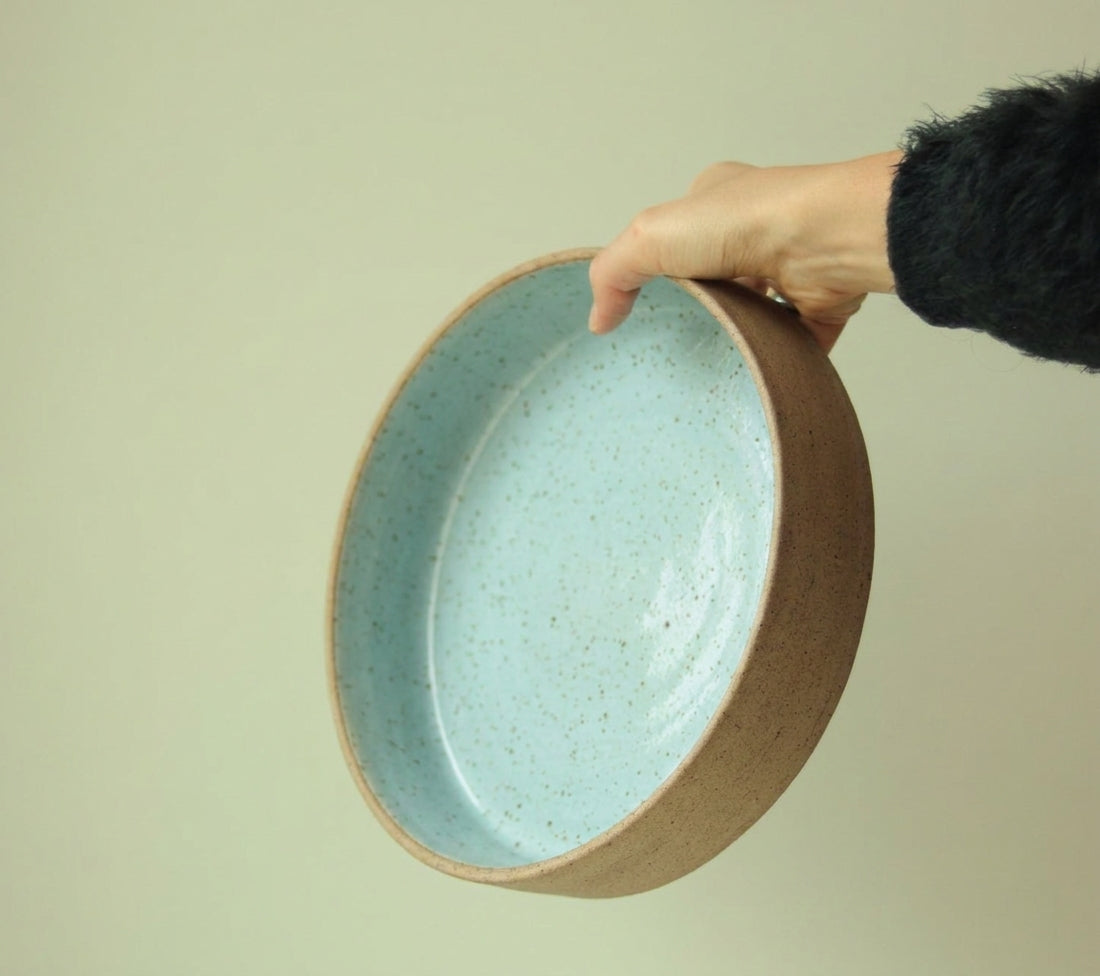 Travessa Redonda Borda Reta em cerâmica artesanal — tamanho 30CM x 6CM, argila Flocos, esmalte Jujuba