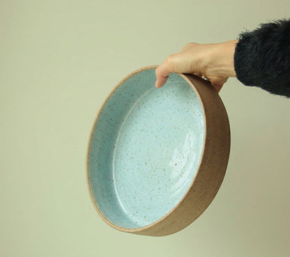 Travessa Redonda Borda Reta em cerâmica artesanal — tamanho 30CM x 6CM, argila Flocos, esmalte Jujuba