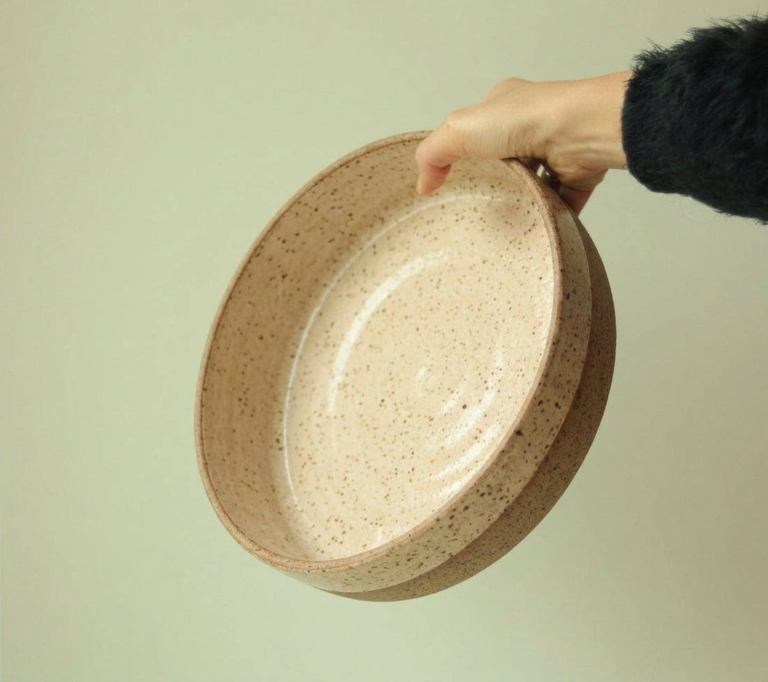 Travessa Redonda Borda Reta em cerâmica artesanal — tamanho 30CM x 6CM, argila Flocos, esmalte Pedra Sabão