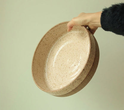 Travessa Redonda Borda Reta em cerâmica artesanal — tamanho 30CM x 6CM, argila Flocos, esmalte Pedra Sabão