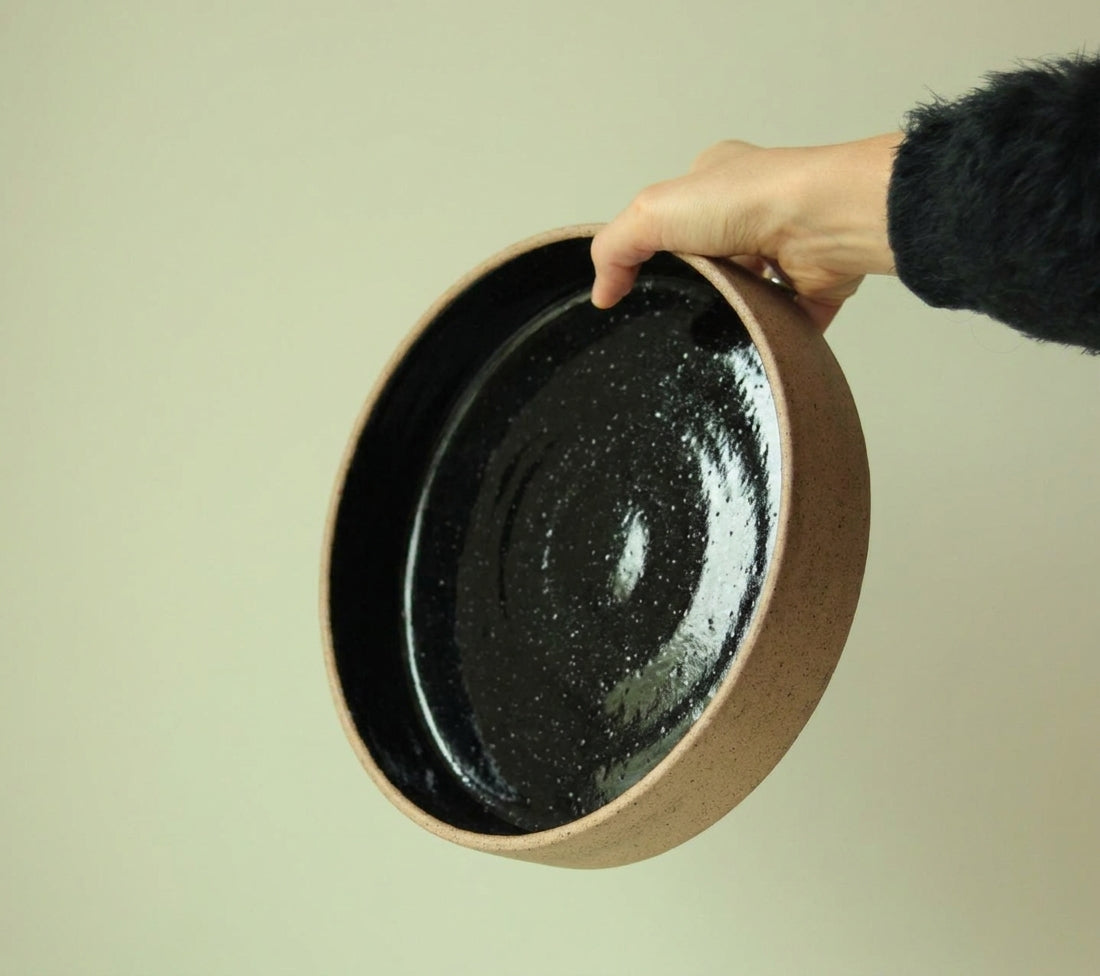Travessa Redonda Borda Reta em cerâmica artesanal — tamanho 30CM x 6CM, argila Flocos, esmalte Preto Ébano