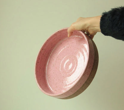 Travessa Redonda Borda Reta em cerâmica artesanal — tamanho 30CM x 6CM, argila Flocos, esmalte Rosa Barbie