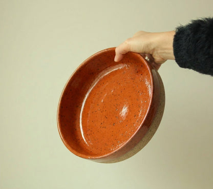 Travessa Redonda Borda Reta em cerâmica artesanal — tamanho 30CM x 6CM, argila Flocos, esmalte Sol de Terracota