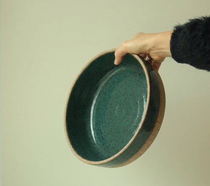 Travessa Redonda Borda Reta em cerâmica artesanal — tamanho 30CM x 6CM, argila Flocos, esmalte Verde Exército