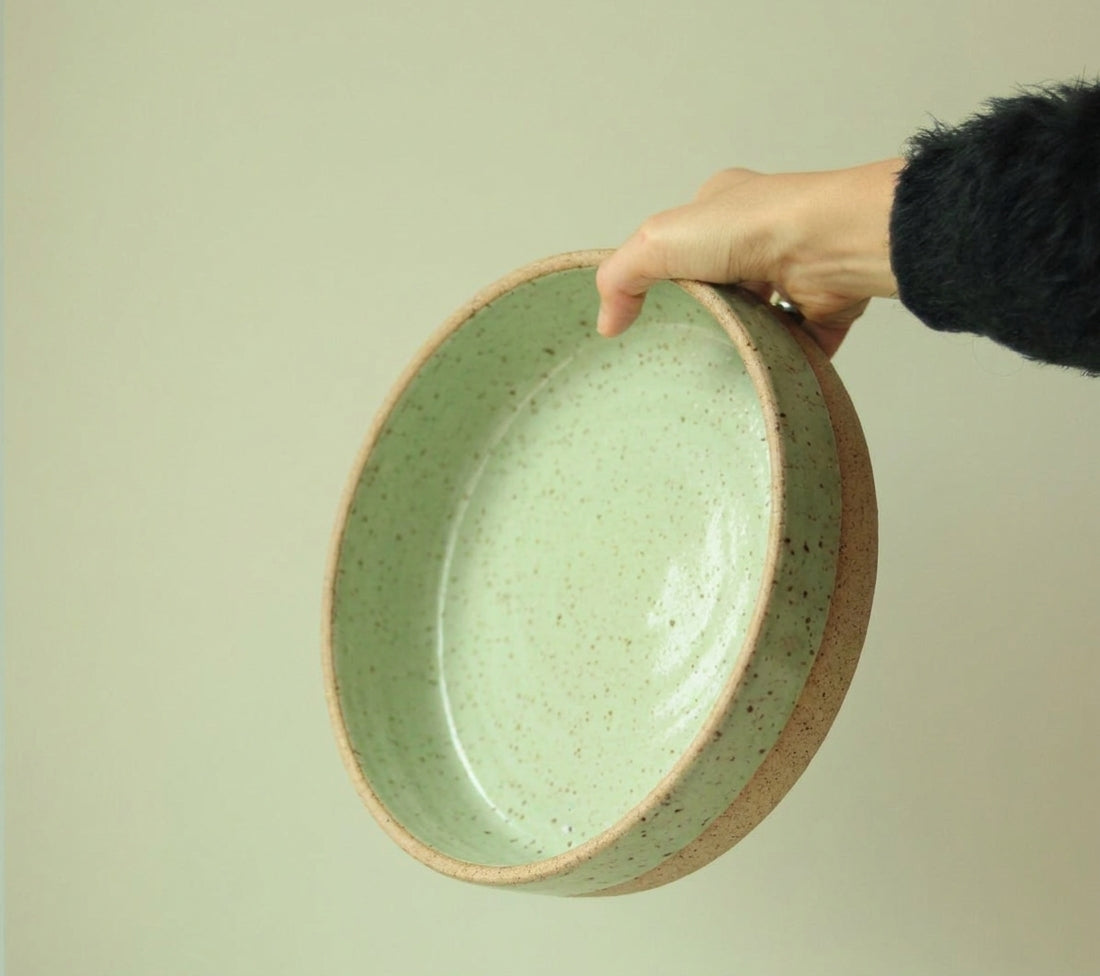 Travessa Redonda Borda Reta em cerâmica artesanal — tamanho 30CM x 6CM, argila Flocos, esmalte Verde Menta