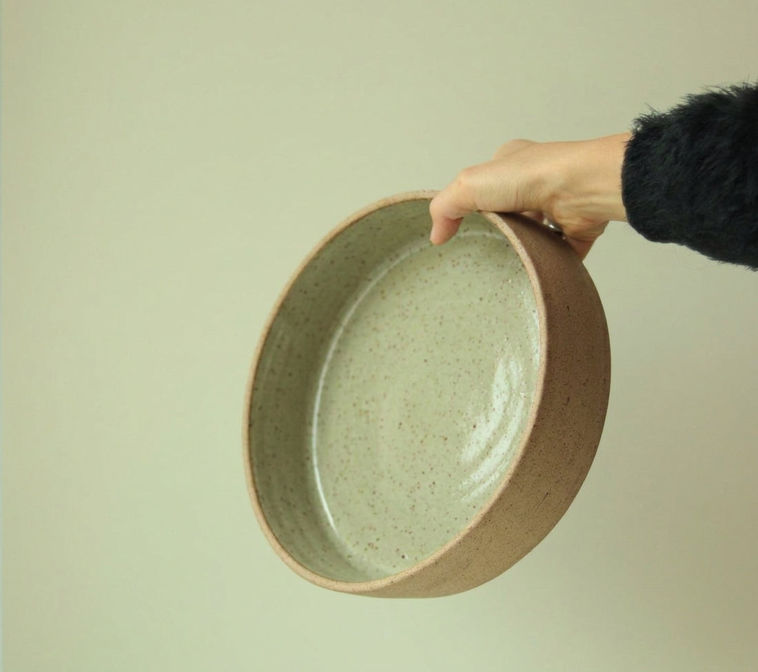 Travessa Redonda Borda Reta em cerâmica artesanal — tamanho 30CM x 6CM, argila Flocos, esmalte Verde Pompeia