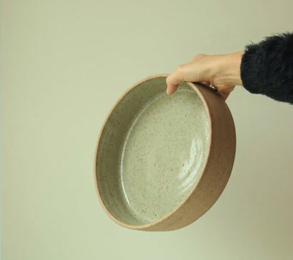 Travessa Redonda Borda Reta em cerâmica artesanal — tamanho 30CM x 6CM, argila Flocos, esmalte Verde Pompeia